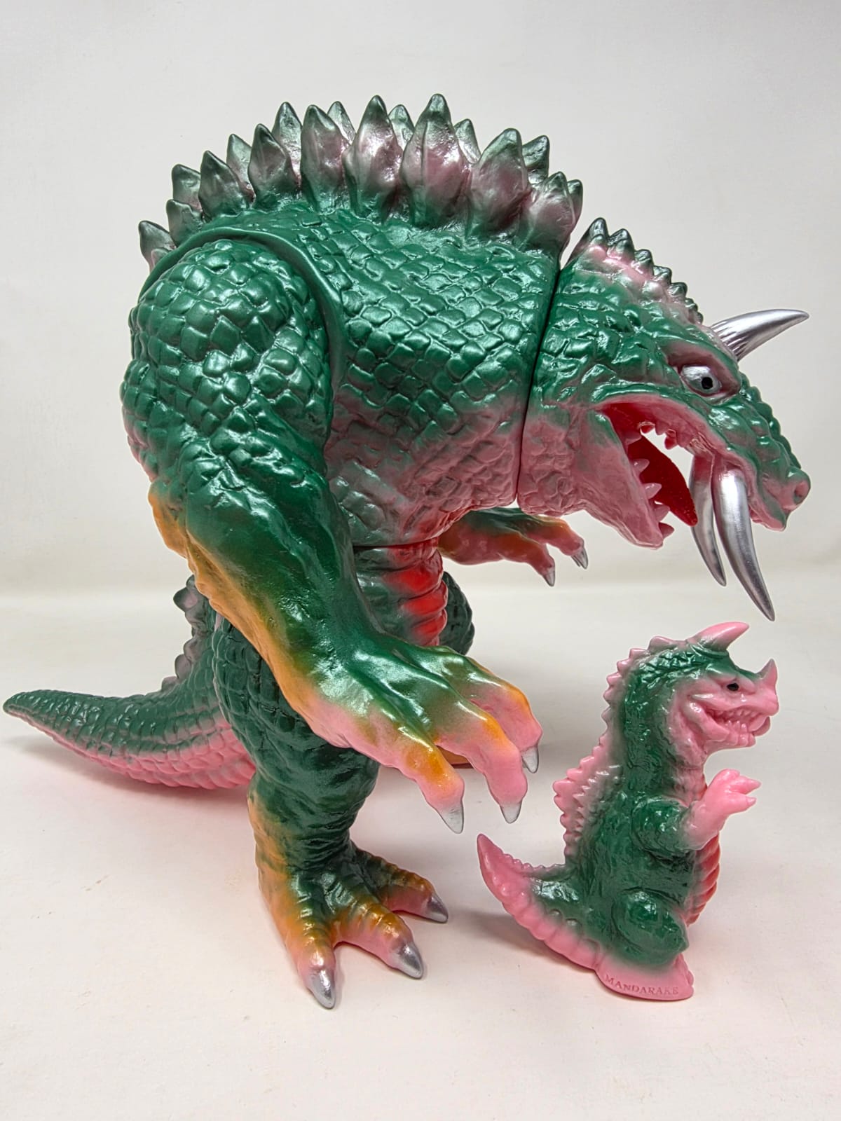 Bajias (バジアス) — "Gōwan Kaijū" (剛腕怪獣) — まんだらけの怪獣シリーズ / Mandarake no Kaijū Series — Sofubi Original — Made in Japan — Colorway Verde con Detalles Rosa/Naranja