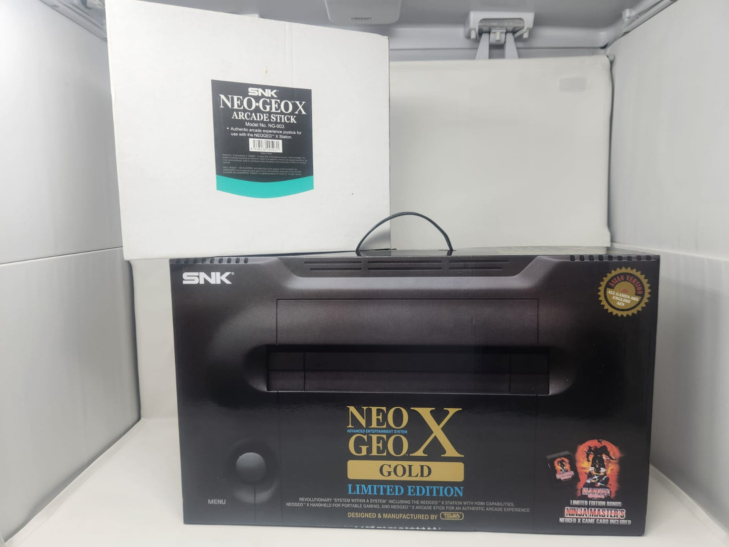 SNK NEO GEO X GOLD — LIMITED EDITION — Asian Version (All Games in English) — Tommo Inc. / SNK Playmore — 2012 — Incluye: Neo Geo X Station + Handheld + Arcade Stick (NG-003) + Ninja Master's Game Card