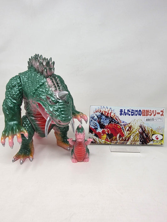 Bajias (バジアス) — "Gōwan Kaijū" (剛腕怪獣) — まんだらけの怪獣シリーズ / Mandarake no Kaijū Series — Sofubi Original — Made in Japan — Colorway Verde con Detalles Rosa/Naranja