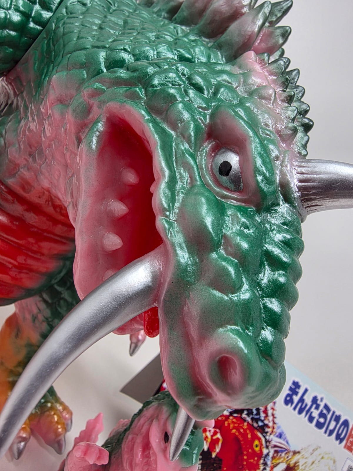Bajias (バジアス) — "Gōwan Kaijū" (剛腕怪獣) — まんだらけの怪獣シリーズ / Mandarake no Kaijū Series — Sofubi Original — Made in Japan — Colorway Verde con Detalles Rosa/Naranja