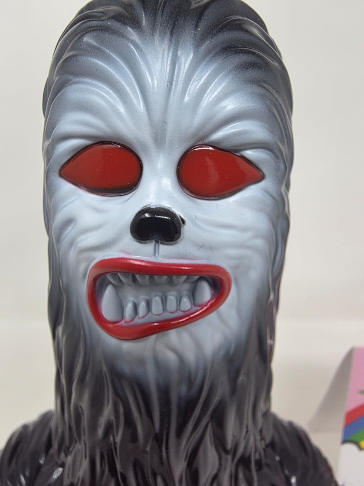Sofubi Underground — Wookiee / Chewbacca Parodia — 中井 (Nakai) — Made in Japan — Polybag con Header Card Rosa Arcoíris — Colorway Azul-Gris