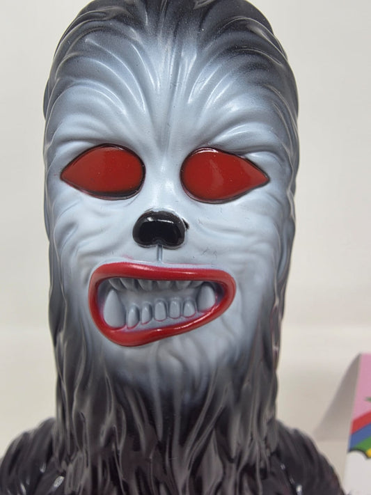 Sofubi Underground — Wookiee / Chewbacca Parodia — 中井 (Nakai) — Made in Japan — Polybag con Header Card Rosa Arcoíris — Colorway Azul-Gris