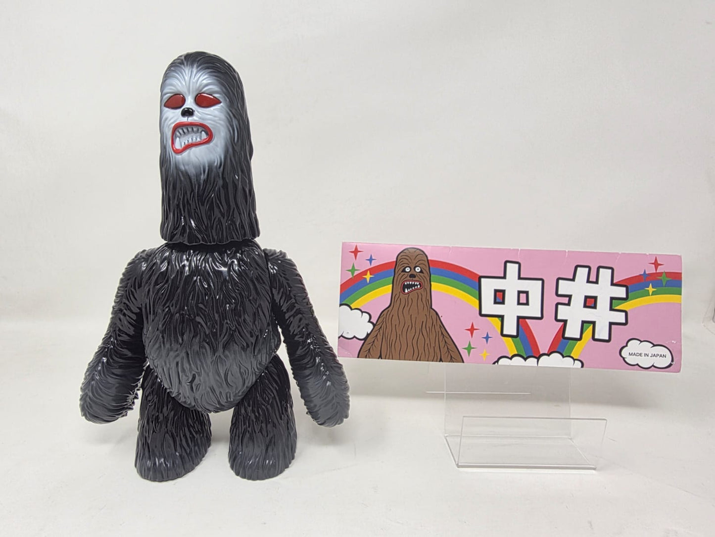 Sofubi Underground — Wookiee / Chewbacca Parodia — 中井 (Nakai) — Made in Japan — Polybag con Header Card Rosa Arcoíris — Colorway Azul-Gris