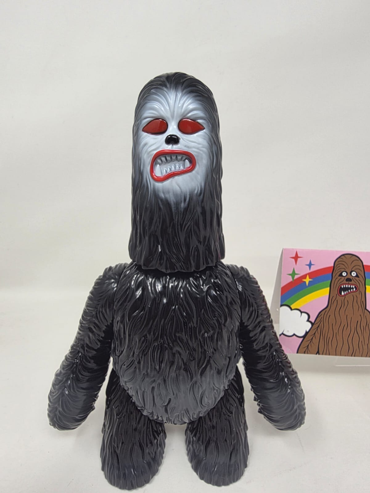 Sofubi Underground — Wookiee / Chewbacca Parodia — 中井 (Nakai) — Made in Japan — Polybag con Header Card Rosa Arcoíris — Colorway Azul-Gris