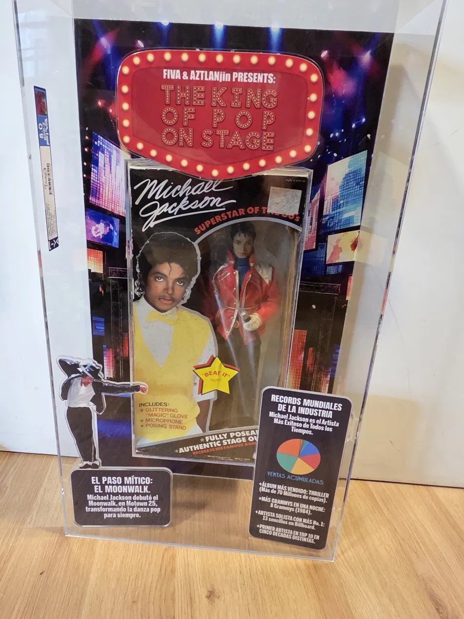 PIEZA CERTIFICADA POR FIVA · FIGURA POSEABLE DE VITRINA MICHAEL JACKSON SUPERSTAR OF THE 80'S — "BEAT IT" OUTFIT