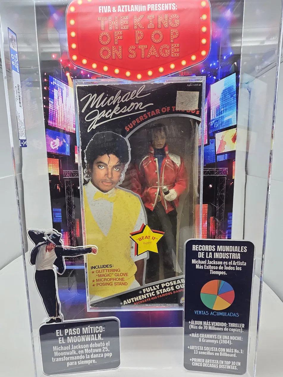 PIEZA CERTIFICADA POR FIVA · FIGURA POSEABLE DE VITRINA MICHAEL JACKSON SUPERSTAR OF THE 80'S — "BEAT IT" OUTFIT