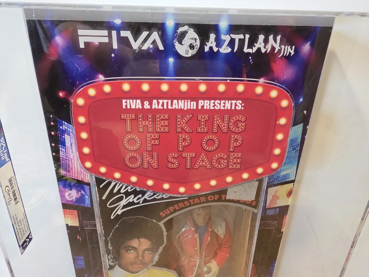 PIEZA CERTIFICADA POR FIVA · FIGURA POSEABLE DE VITRINA MICHAEL JACKSON SUPERSTAR OF THE 80'S — "BEAT IT" OUTFIT