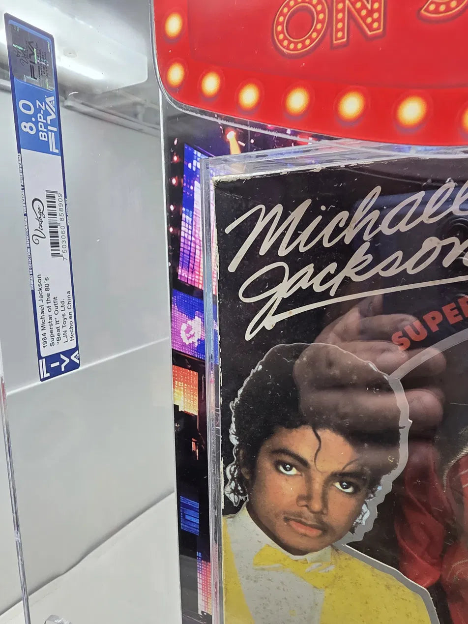 PIEZA CERTIFICADA POR FIVA · FIGURA POSEABLE DE VITRINA MICHAEL JACKSON SUPERSTAR OF THE 80'S — "BEAT IT" OUTFIT