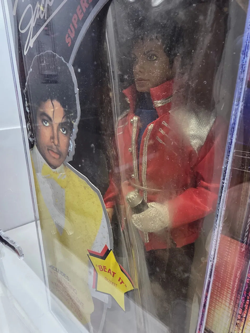PIEZA CERTIFICADA POR FIVA · FIGURA POSEABLE DE VITRINA MICHAEL JACKSON SUPERSTAR OF THE 80'S — "BEAT IT" OUTFIT