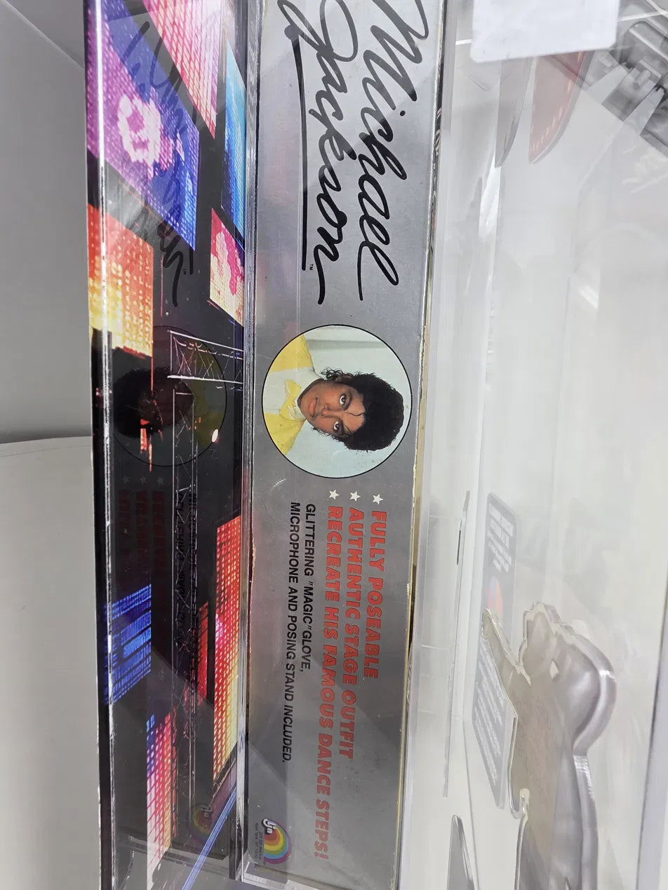 PIEZA CERTIFICADA POR FIVA · FIGURA POSEABLE DE VITRINA MICHAEL JACKSON SUPERSTAR OF THE 80'S — "BEAT IT" OUTFIT