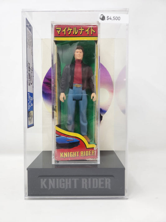 MICHAEL KNIGHT — KNIGHT RIDER (ナイトライダー) — FIGURA JAPONESA EN CAJA — c.1982–1984 — ENCAPSULADA EN VITRINA ACRÍLICA CUSTOM CON BASE GRABADA "KNIGHT RIDER"