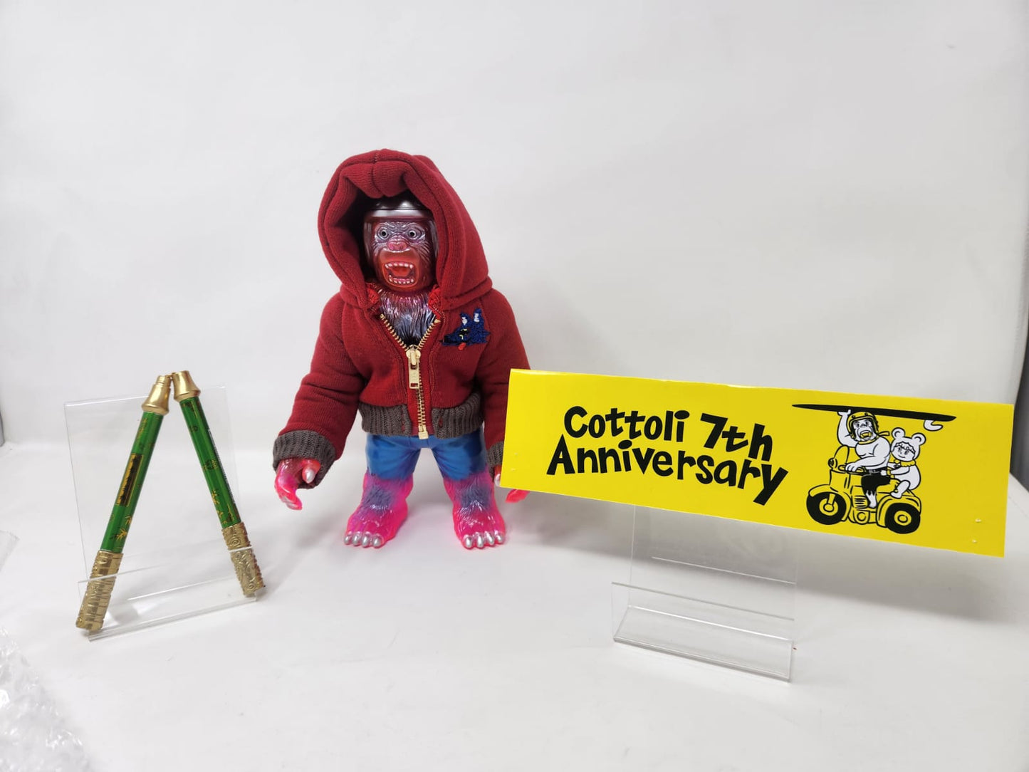 Sofubi Exclusivo de Coleccionista — Red King (レッドキング) — "Dokuro Kaijū" — Ultraman / Tsuburaya Productions — Cottoli 7th Anniversary Edition — Figura Sofubi con Hoodie Rojo Artesanal y Bastón Dorado — Edición Limitada