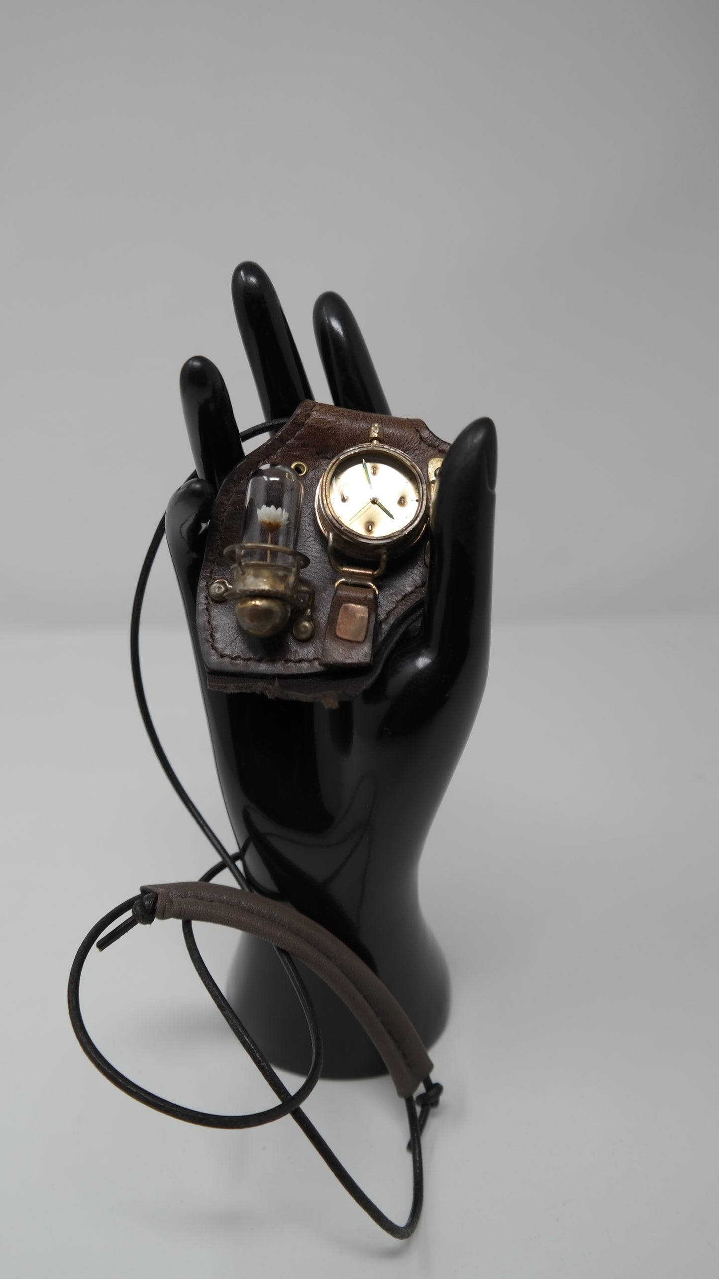 RELOJ ARTESANAL JAPONÉS: "LA FLOR QUE APRENDIÓ A ESPERAR"
