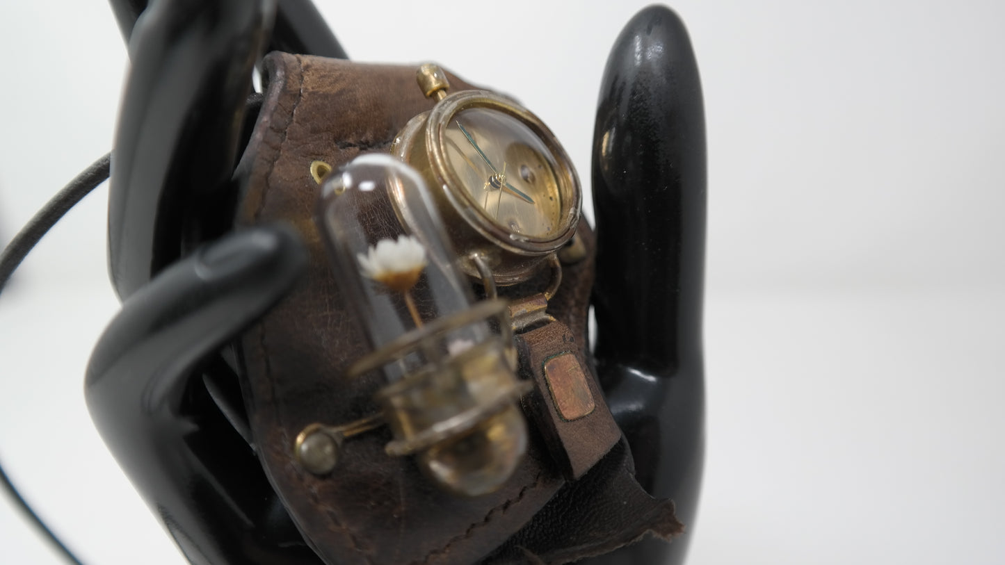 RELOJ ARTESANAL JAPONÉS: "LA FLOR QUE APRENDIÓ A ESPERAR"