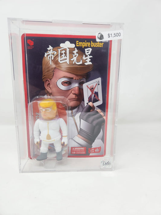 "EMPIRE BUSTER" (帝国克星) — CELADON PILLOW — TRUMP FIGURA DE ACCIÓN MOC — c.2024–2025 — ENCAPSULADA VETRO COLLECTIONS